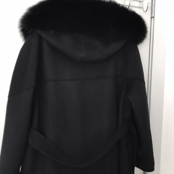 LUXURIOUS, AND ELEGANT COAT ~ Fine wool and fox fur collar. - Picture 11 of 14